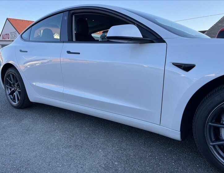 Tesla Model 3 Sedan / Limuzína 0,0 208 kw