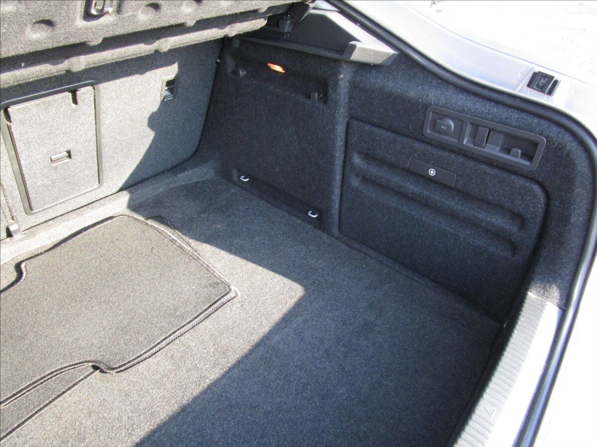 Škoda Superb Sedan / Limuzína 2,0 l 110 kw