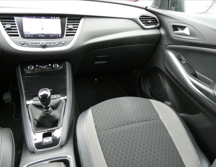 Opel Grandland X SUV / Terénní 1,2 l 96 kw