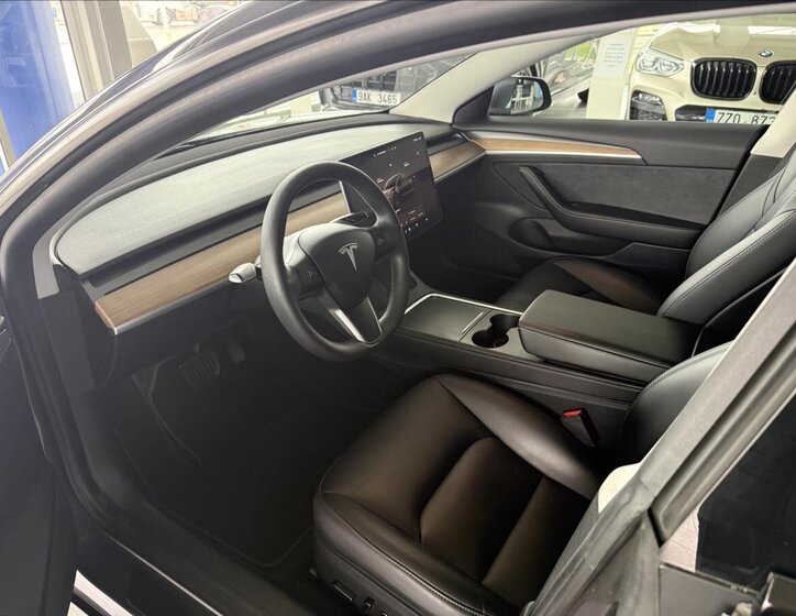 Tesla Model 3 Sedan / Limuzína 0,0 366 kw