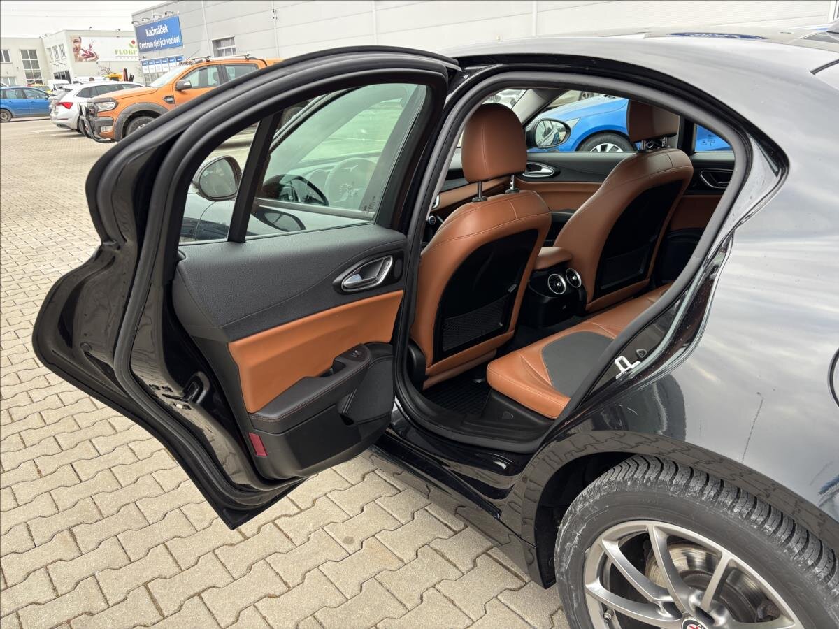 Alfa Romeo Giulia Sedan / Limuzína 2,1 l 132 kw