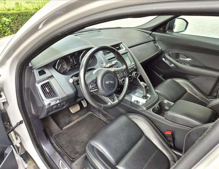 Jaguar E-Pace 14