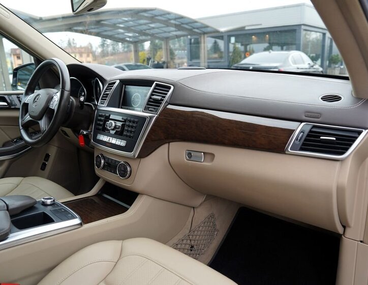 Mercedes-Benz GL SUV 4,7 l 320 kw