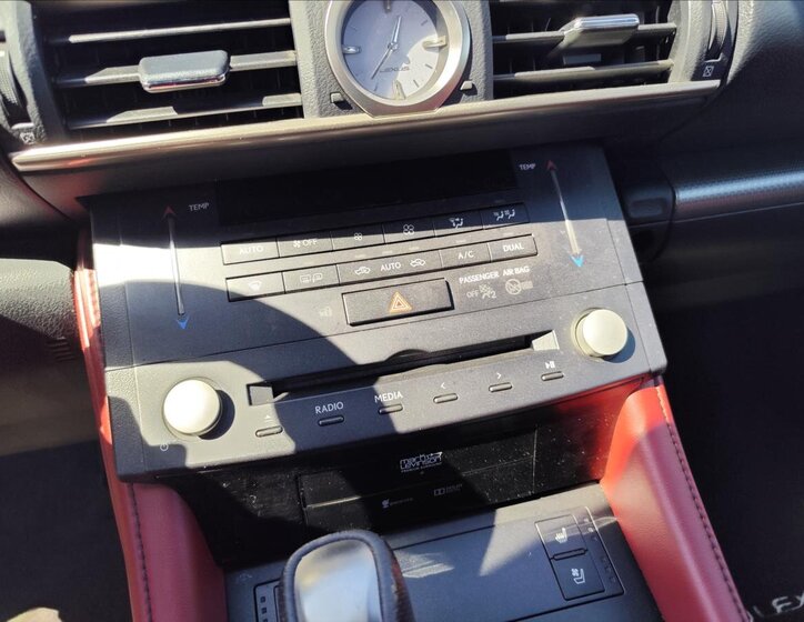 Lexus RC 300h Kupé 2,5 l 133 kw