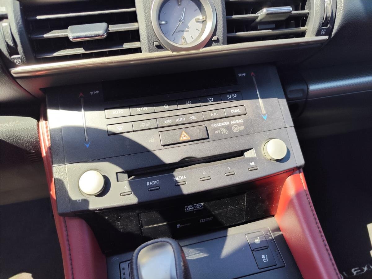 Lexus RC 300h Kupé 2,5 l 133 kw