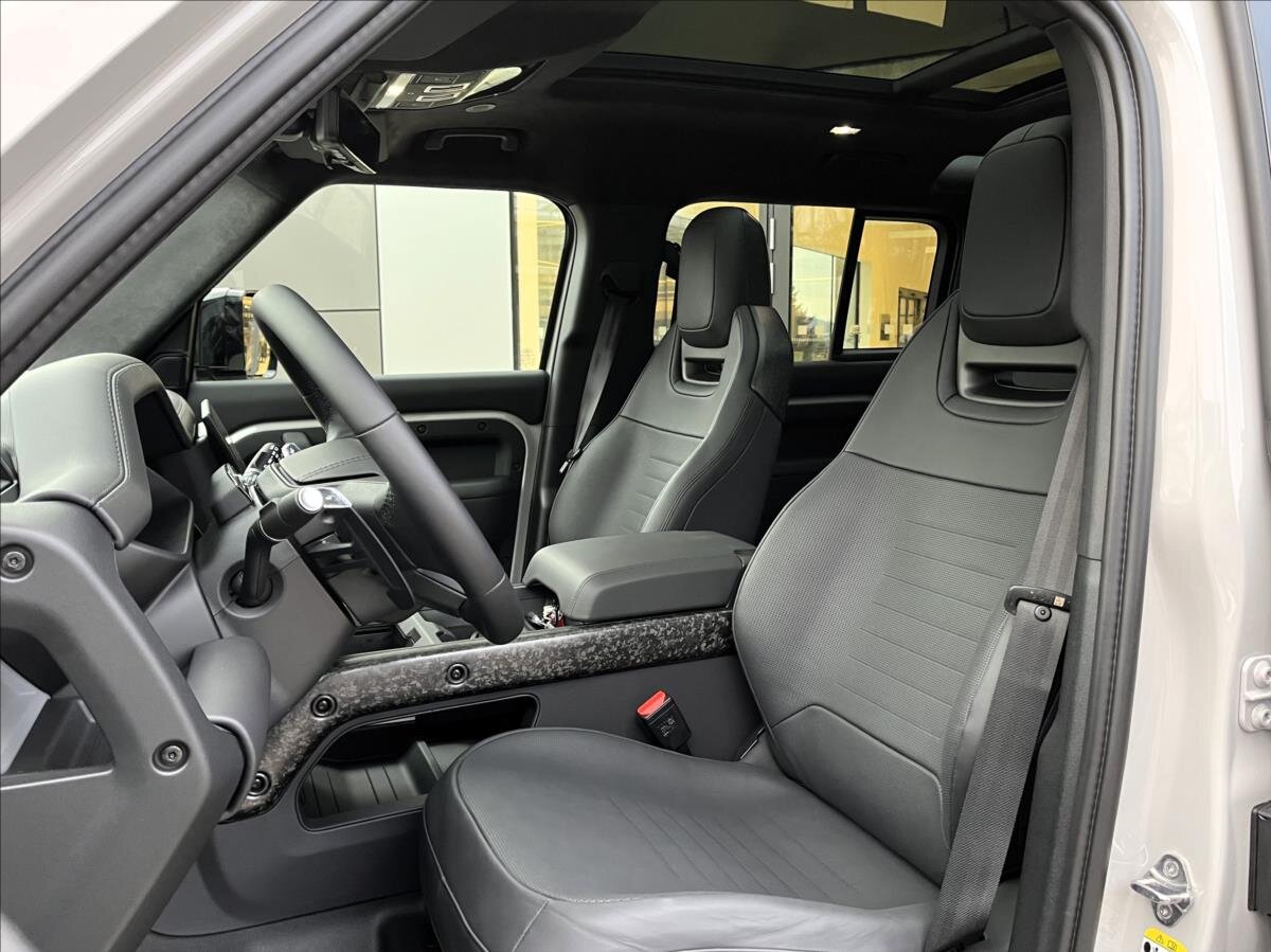 Land Rover Defender SUV 4,4 l 467 kw