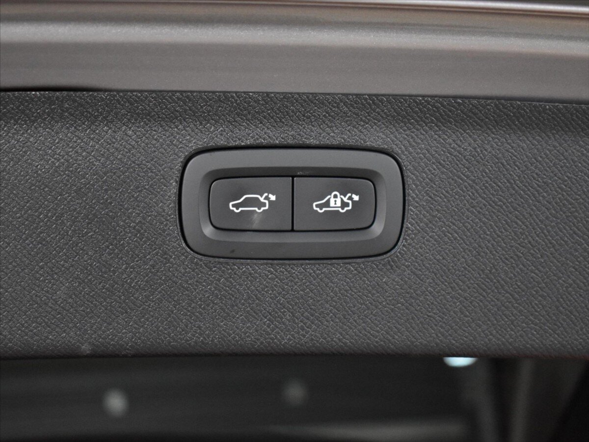 Volvo XC90 SUV / Terénní 2,0 l 228 kw