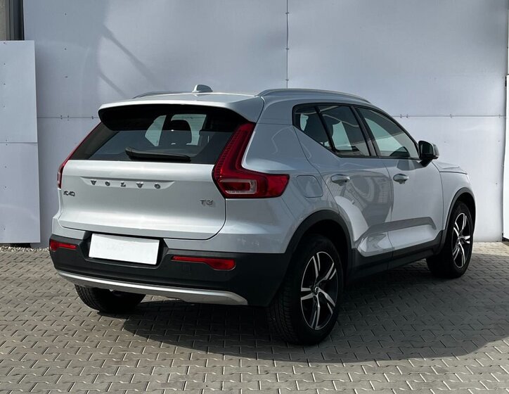 Volvo XC40 SUV / Terénní 1,5 l 120 kw