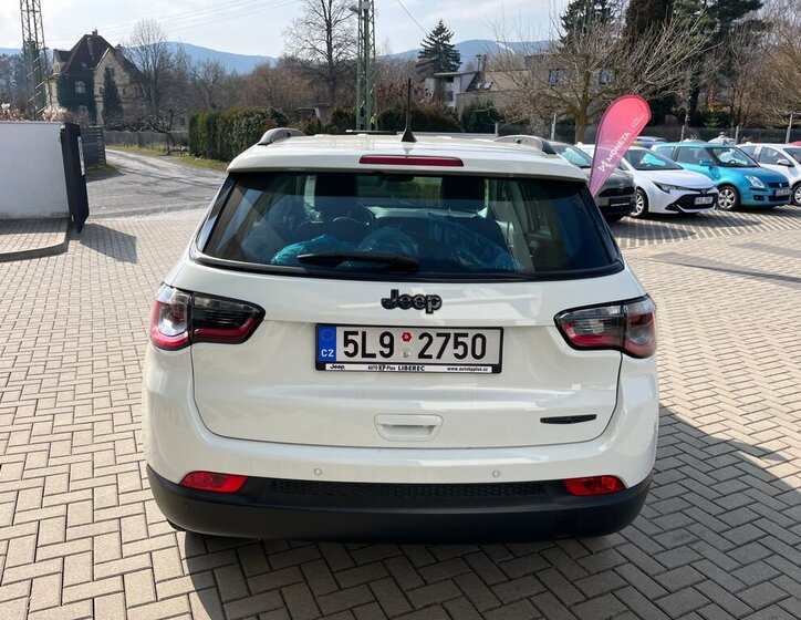 Jeep Compass SUV / Terénní 1,3 l 96 kw
