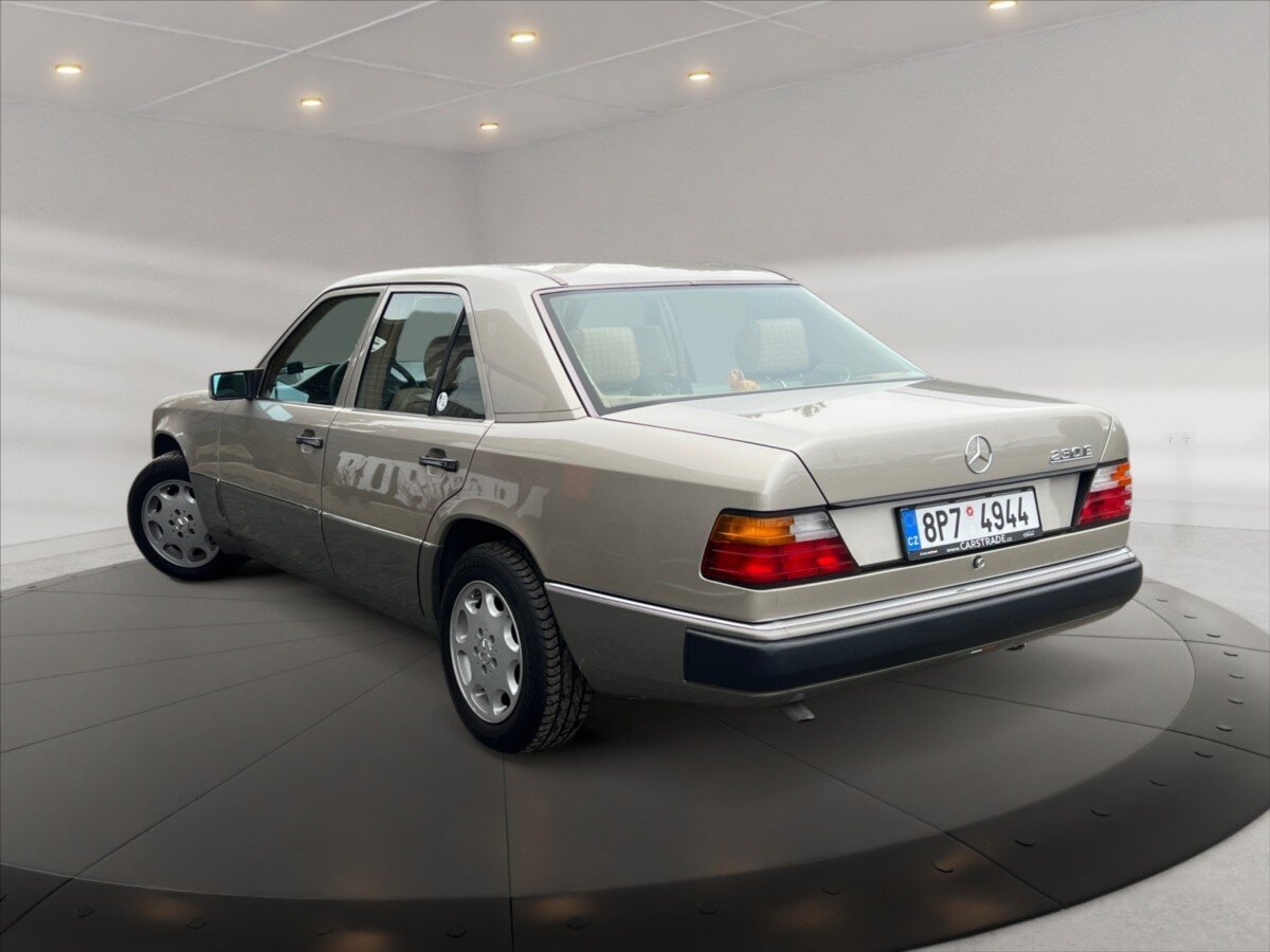 Mercedes-Benz 124 Sedan 2,3 l 97 kw