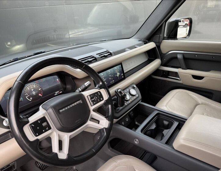 Land Rover Defender 9