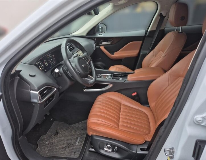 Jaguar F-Pace SUV / Terénní 3,0 l 221 kw