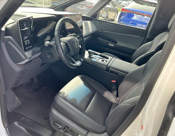 Lexus LM 350h VAN / Minibus 2,5 l 183 kw