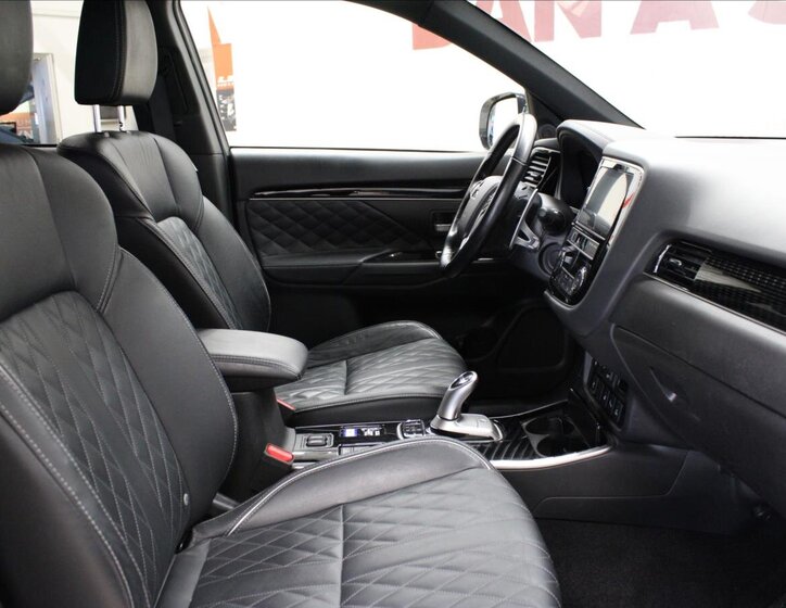 Mitsubishi Outlander SUV / Terénní 2,4 l 99 kw