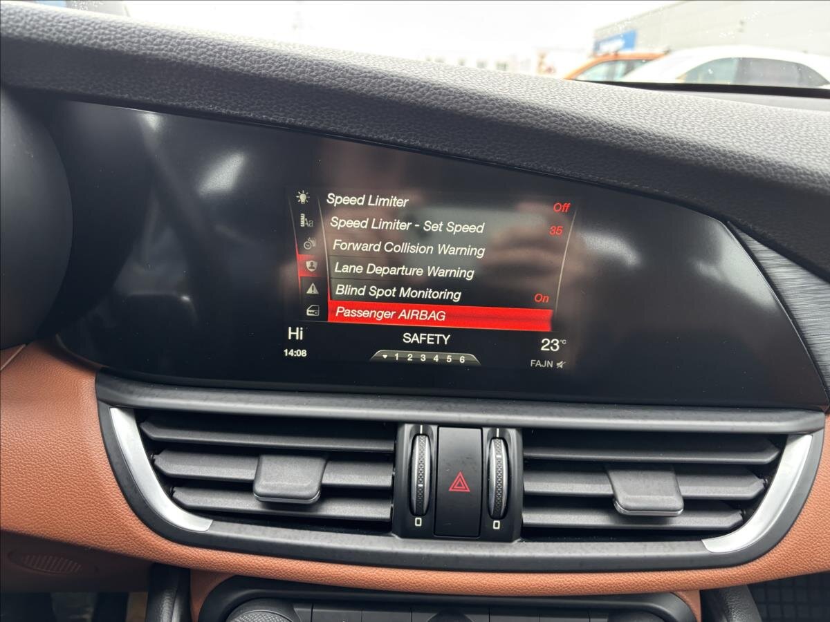 Alfa Romeo Giulia Sedan / Limuzína 2,1 l 132 kw