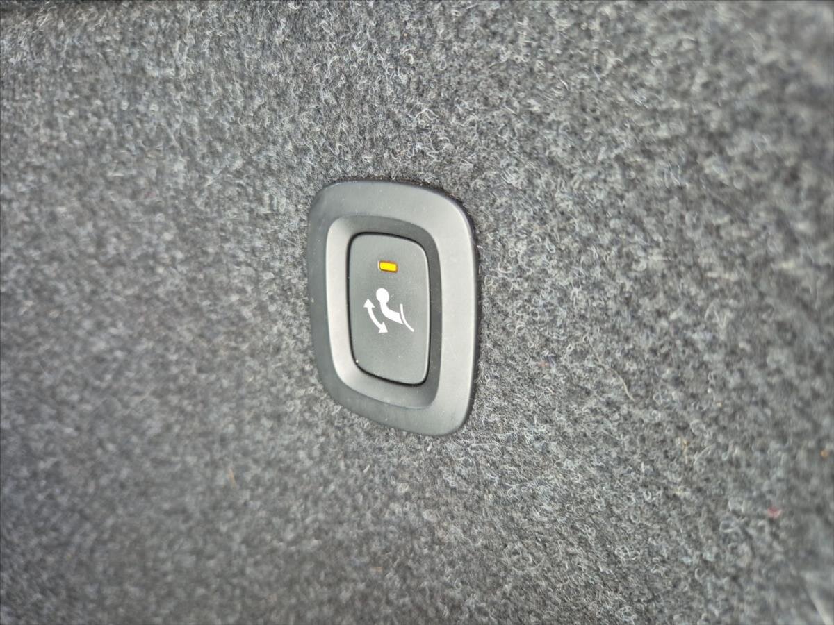 Volvo XC40 SUV / Terénní 2,0 l 145 kw