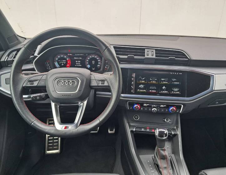 Audi Q3 8