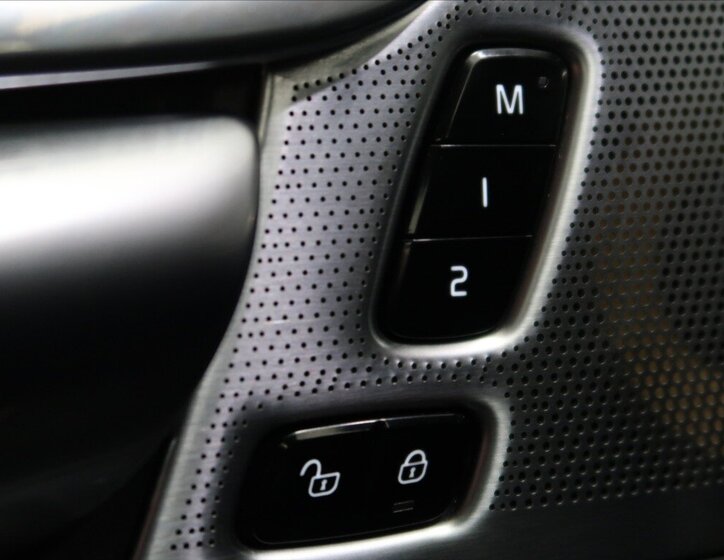 Volvo S90 Sedan / Limuzína 2,0 l 235 kw