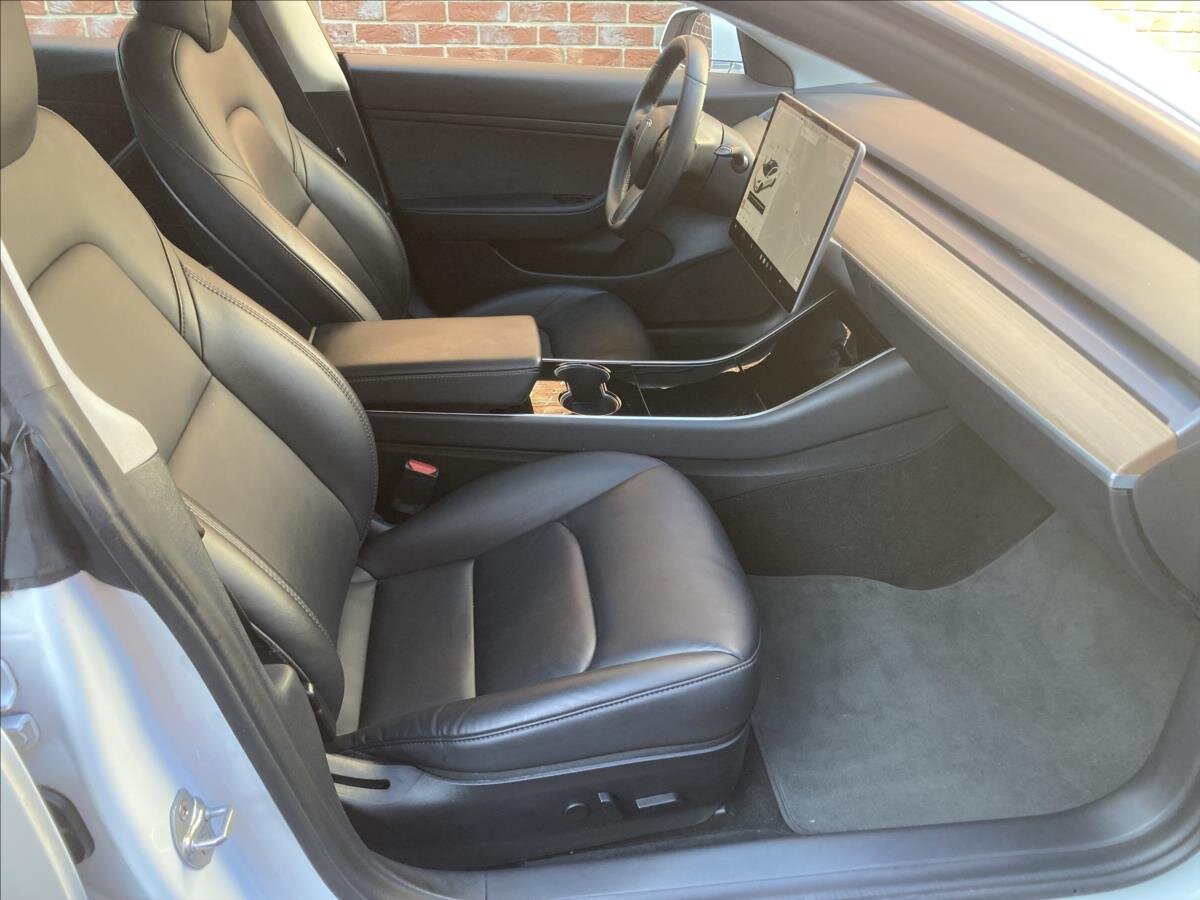 Tesla Model 3 Sedan 0,0 208 kw