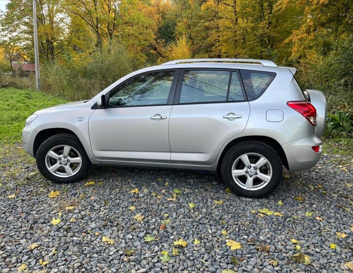 Toyota RAV4 Ostatní 2,2 l 100 kw