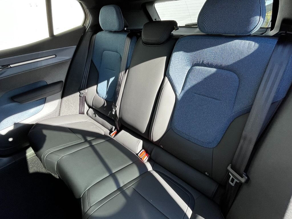 Volvo EX30 SUV / Terénní 69,0 200 kw