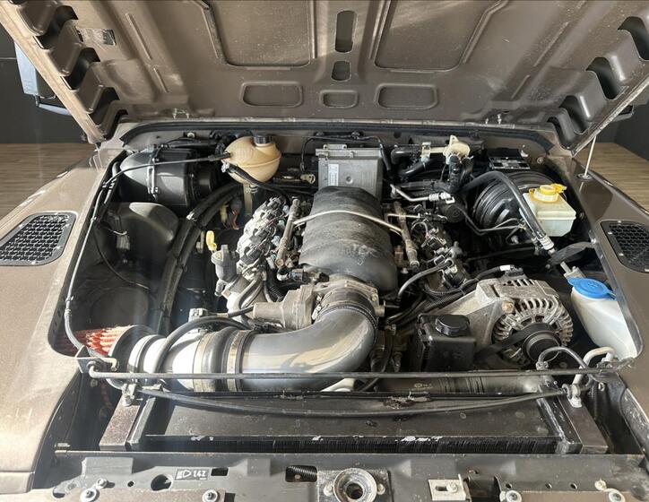 Land Rover Defender 5