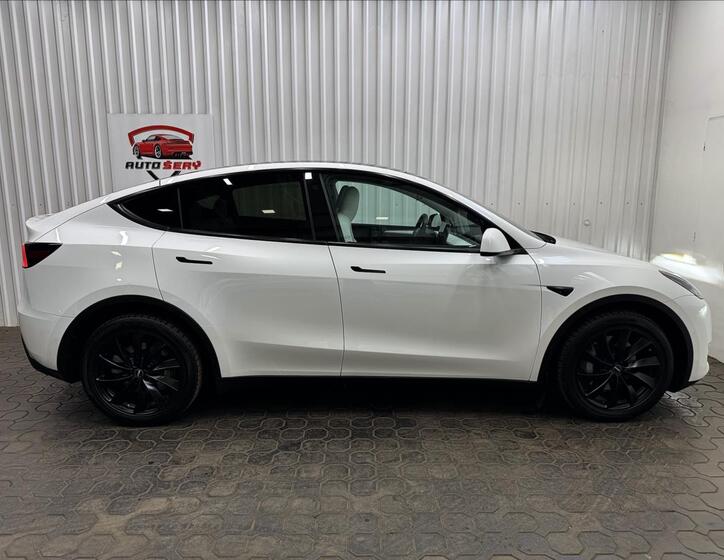 Tesla Model Y 10