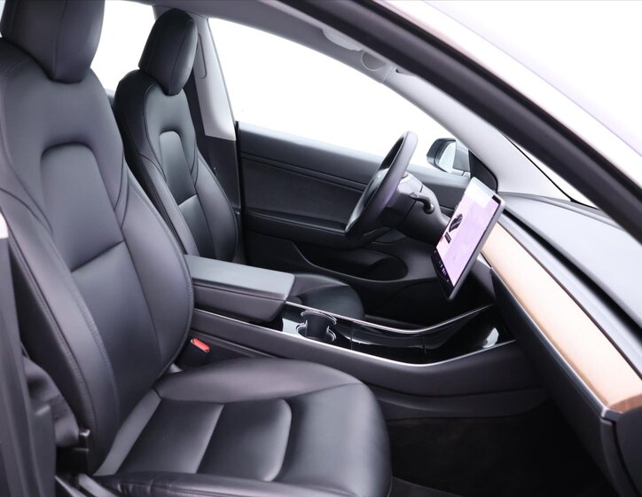 Tesla Model 3 Sedan 0,0 239 kw