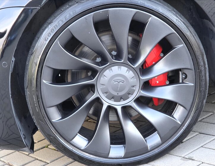 Tesla Model 3 Sedan / Limuzína 0,0 377 kw