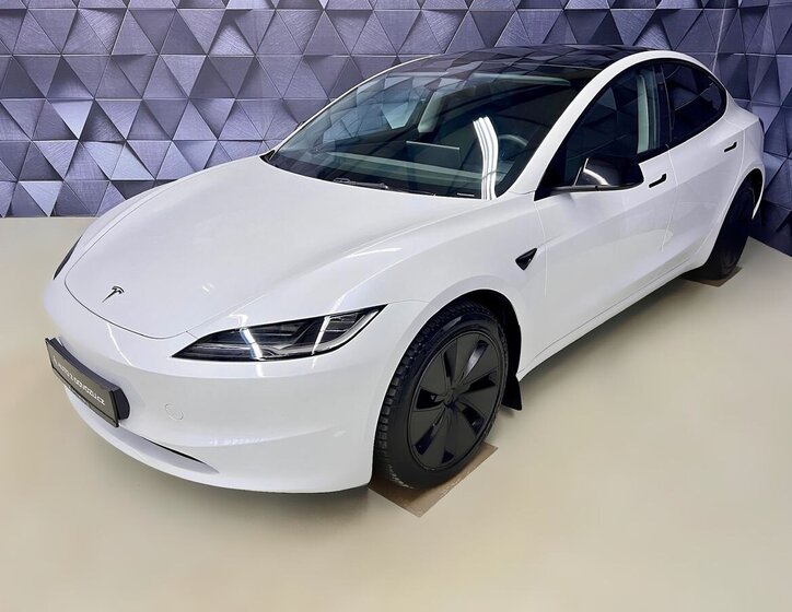 Tesla Model 3 Sedan 0,0 324 kw