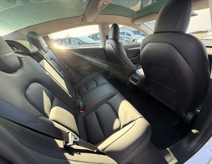 Tesla Model 3 Sedan / Limuzína 0,0 100 kw