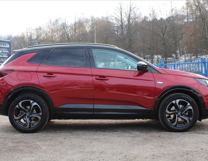 Opel Grandland SUV 1,2 l 96 kw