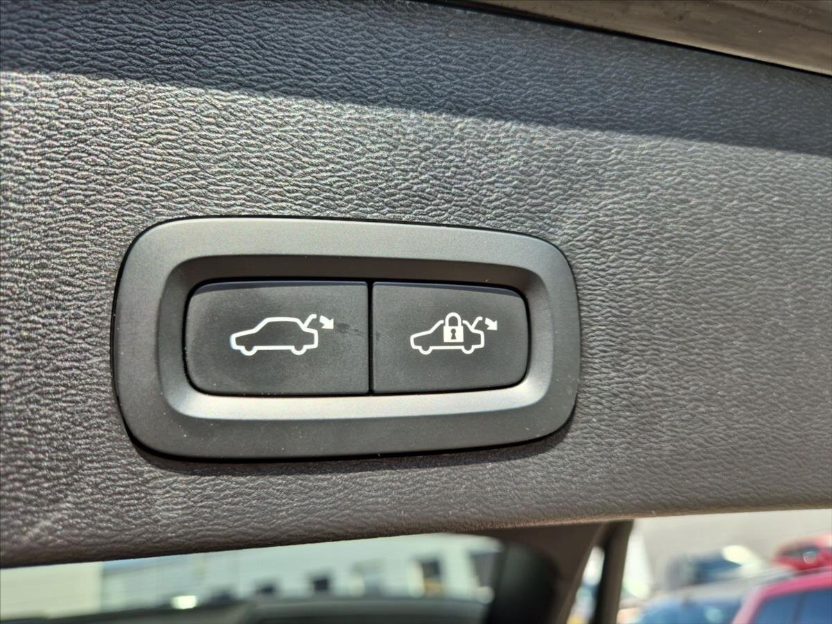 Volvo XC40 SUV / Terénní 2,0 l 120 kw