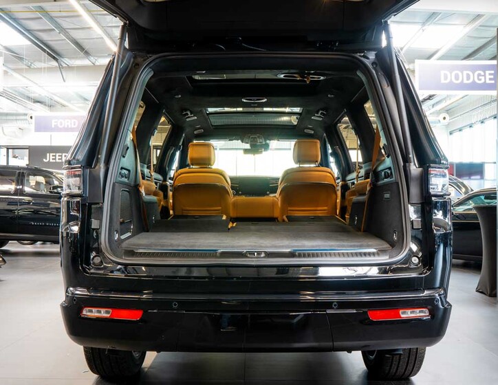 Jeep Grand Wagoneer 8