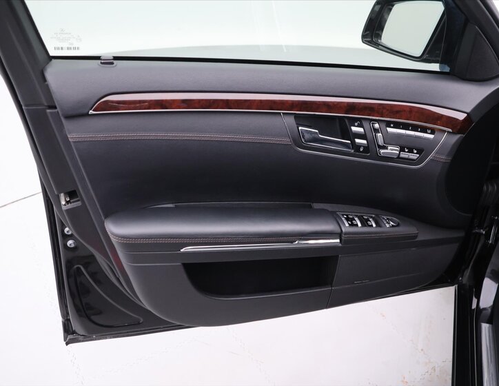 Mercedes-Benz Třídy S Sedan / Limuzína 4,7 l 320 kw