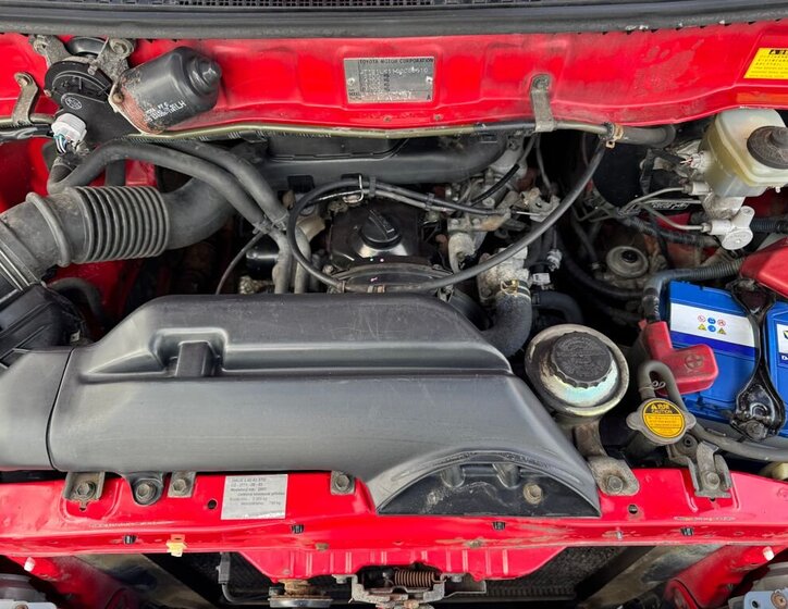 Toyota Hi-Ace Skříň 2,4 l 55 kw