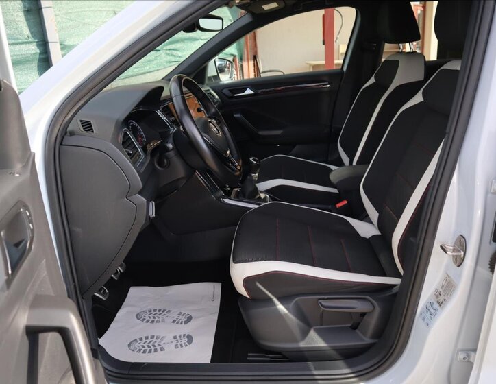 Volkswagen T-Roc CUV / Crossover 1,5 l 110 kw