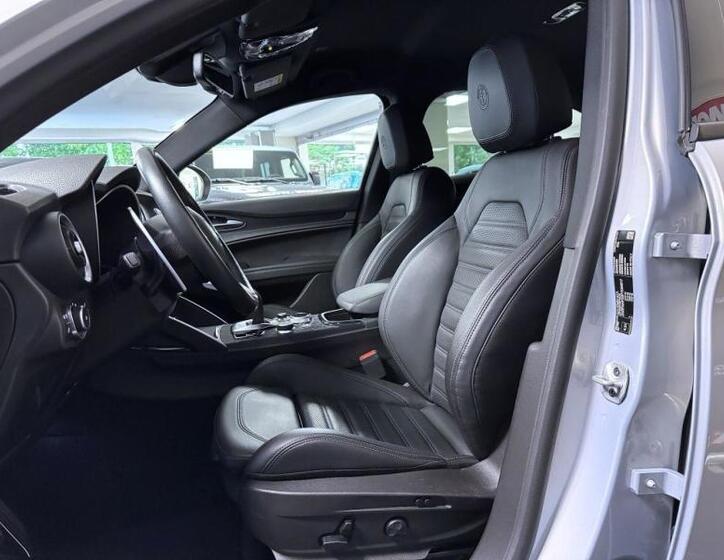 Alfa Romeo Stelvio 7