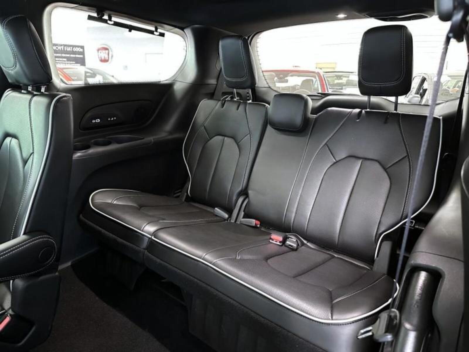 Chrysler Pacifica 11