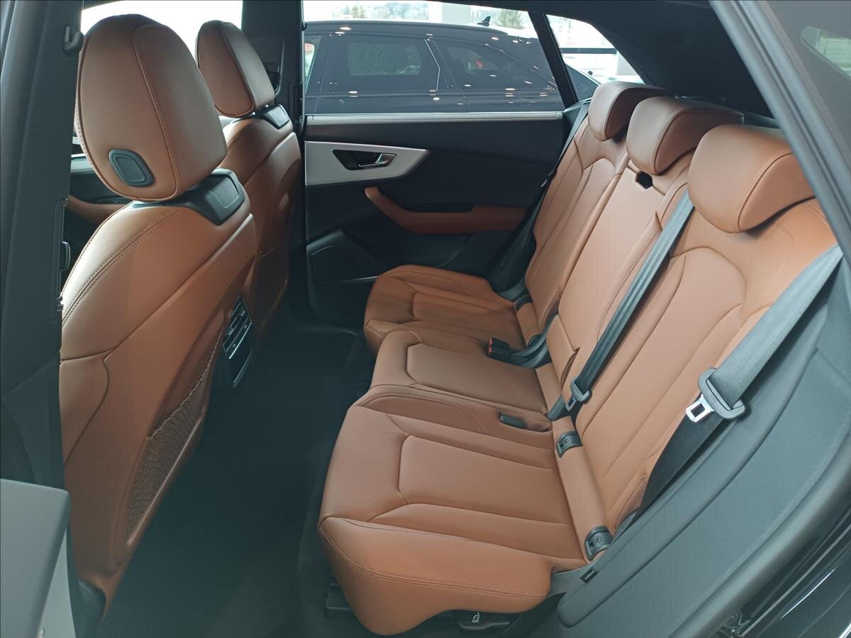 Audi Q8 SUV / Terénní 3,0 l 210 kw