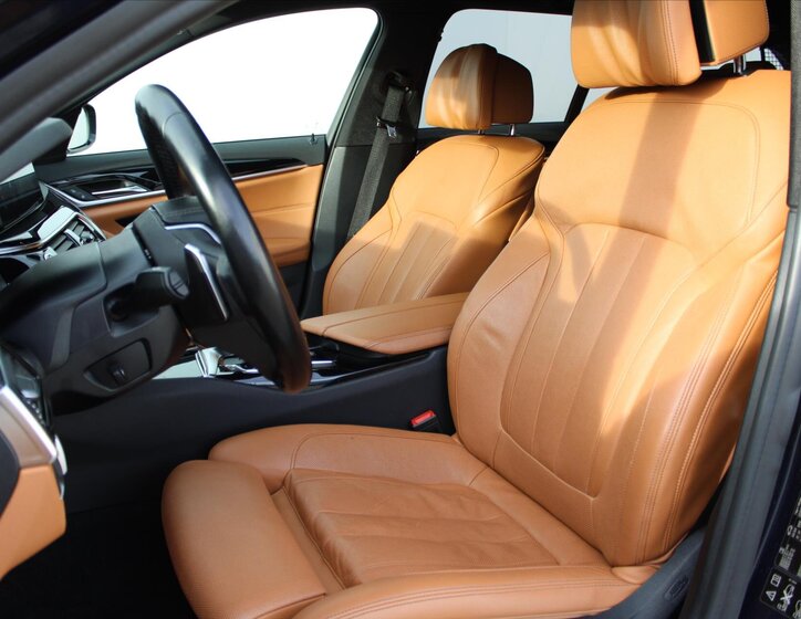 BMW Řada 5 Kombi 3,0 l 195 kw