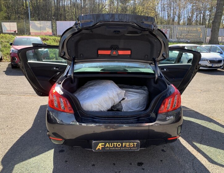 Peugeot 508 Sedan / Limuzína 2,0 l 120 kw