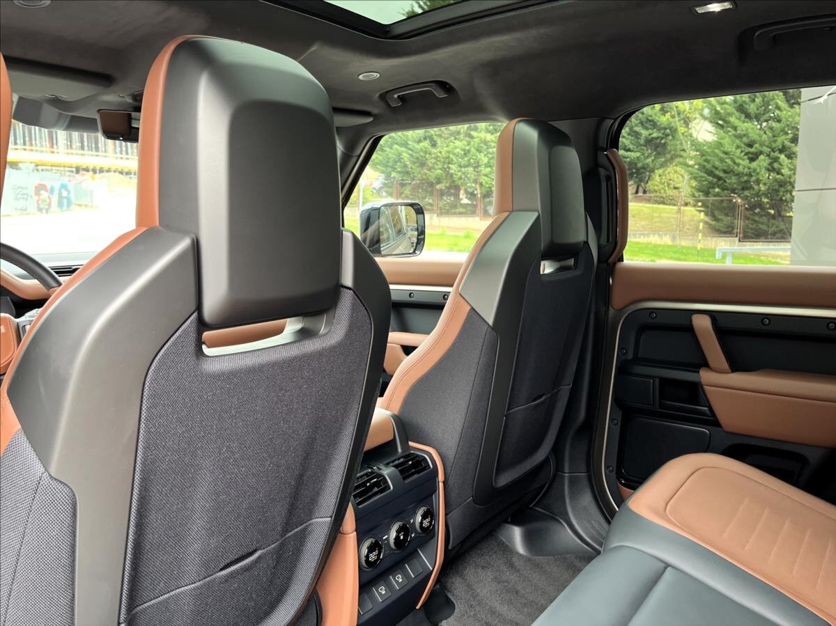 Land Rover Defender SUV 4,4 l 467 kw