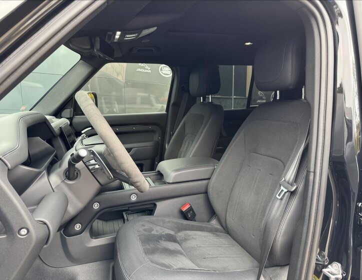 Land Rover Defender 11