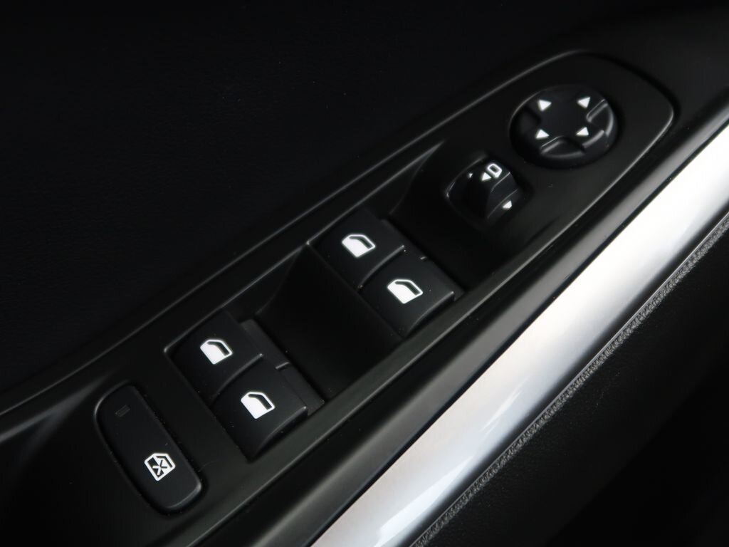 Opel Grandland SUV / Terénní 1,6 l 147 kw