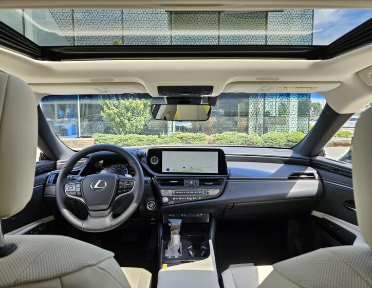 Lexus ES 300h Sedan / Limuzína 2,5 l 160 kw