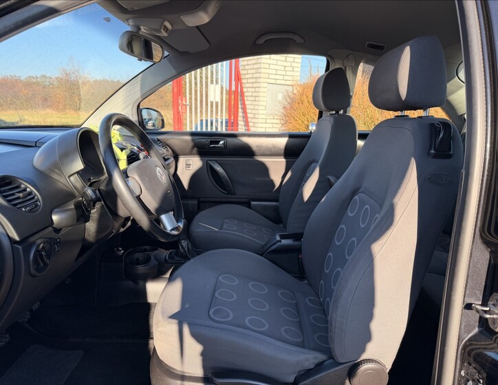 Volkswagen New Beetle 8