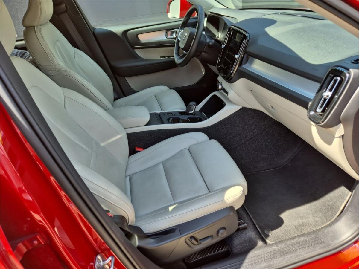 Volvo XC40 SUV / Terénní 2,0 l 145 kw