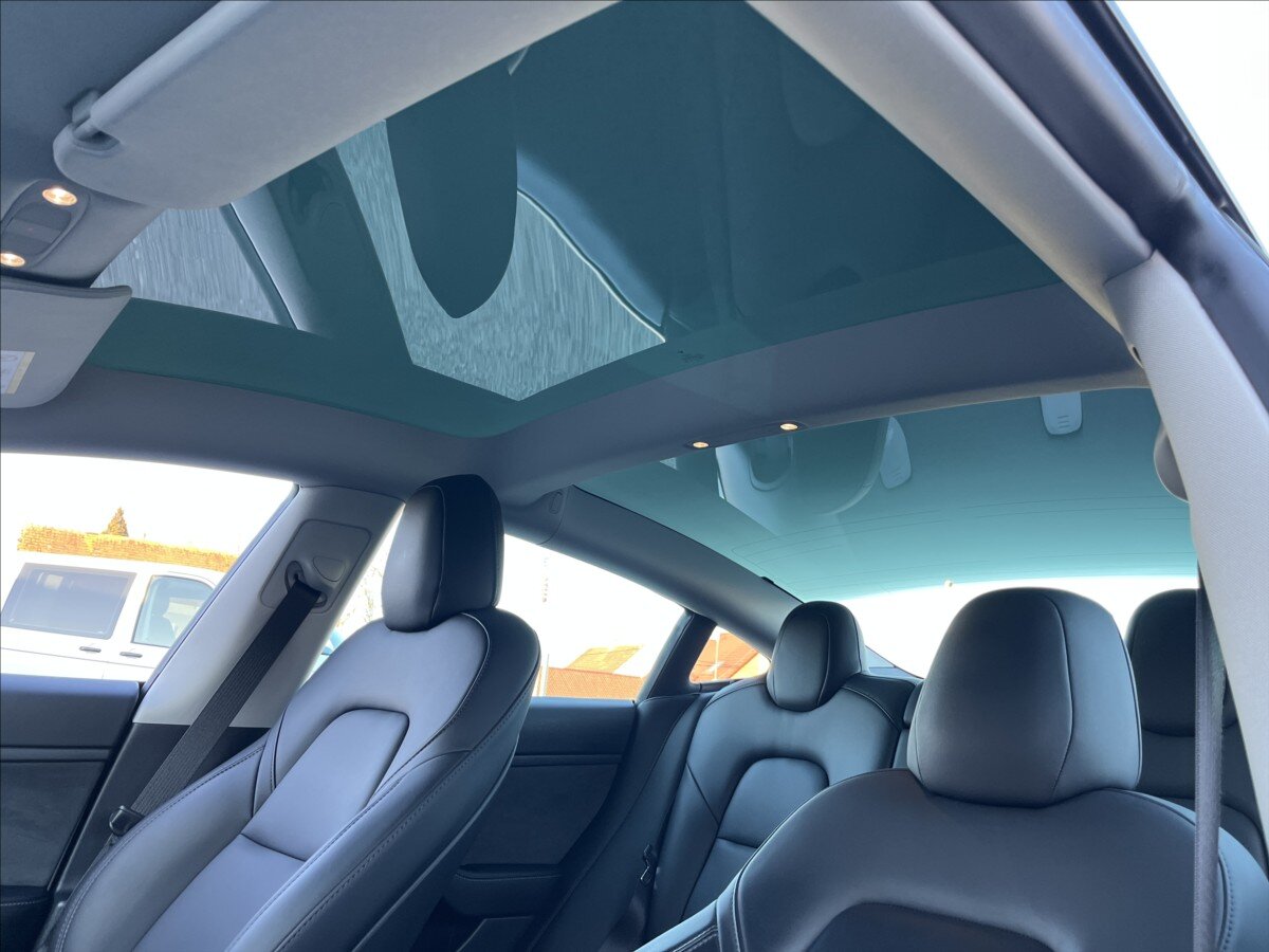 Tesla Model 3 Sedan / Limuzína 0,0 208 kw