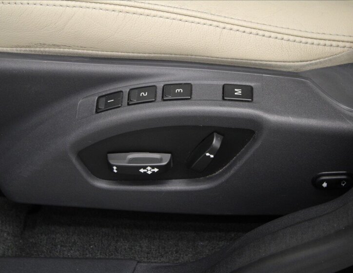 Volvo XC60 SUV / Terénní 2,0 l 140 kw